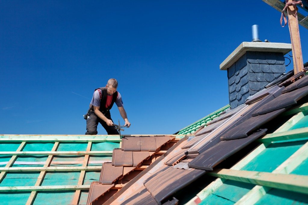 roofer attaching beams