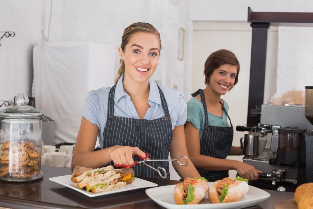 2 women working in a cafe