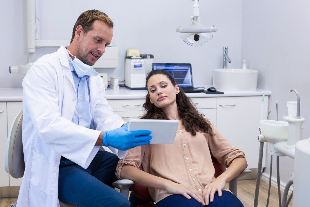 dentist showing patient diagnosis